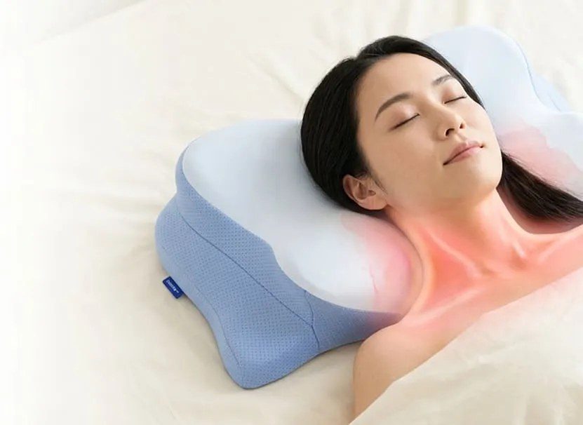 首を自然な角度で支えられて眠る女性